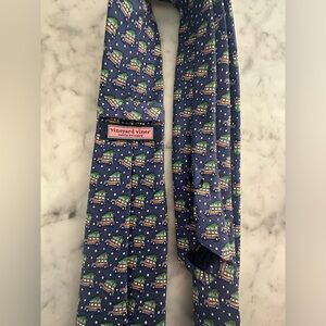 Vineyard Vines holiday tie- Excellent, barely used condition.